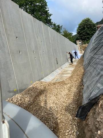 Reconstruction du mur avec éléments bétons préfabriqués à Saint Antonin Noble Val