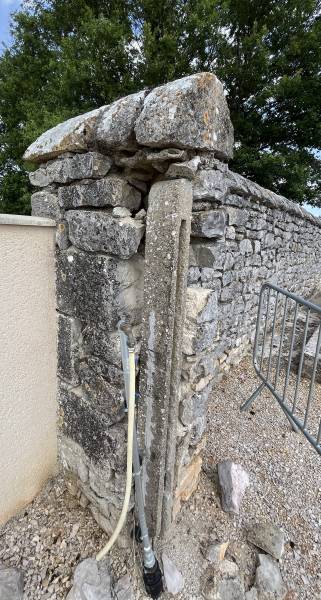 Mur en pierres du cimetière à reconstruire à Montricoux dans le Tarn et Garonne