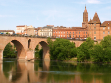 Montauban, ville historique aux façades en brique rose, où tradition et modernité se rencontrent. JP CASTEL, votre partenaire en maçonnerie dans le Tarn-et-Garonne.